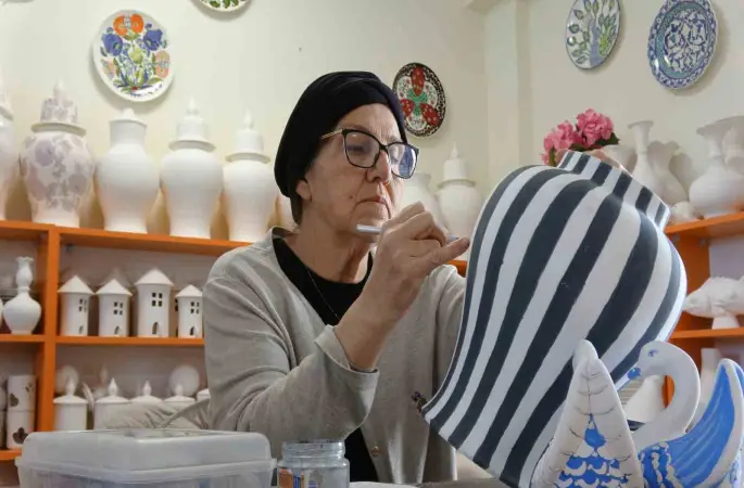 Çini, kadınların ellerinde hayat buluyor
