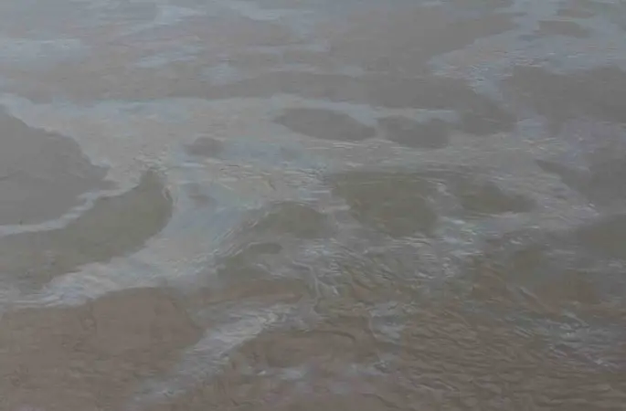 Cizre’de boru hattındaki sızıntı nedeniyle petrol Dicle Nehrine karıştı, ekipler arızayı giderdi
