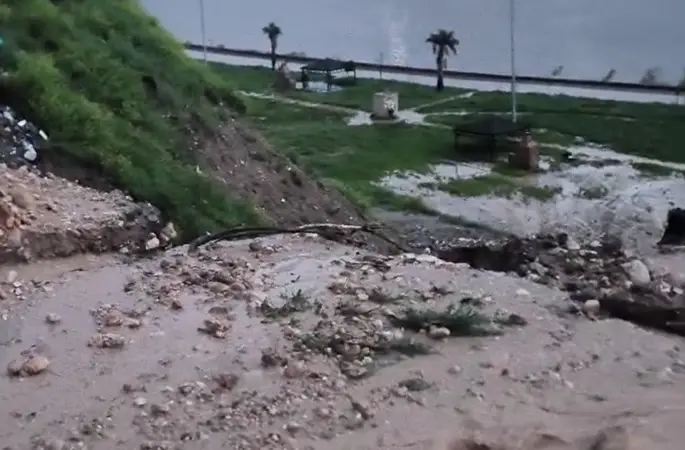 Cizre’de heyelan yolu kapattı, çok sayıda araç ve vatandaş mahsur kaldı
