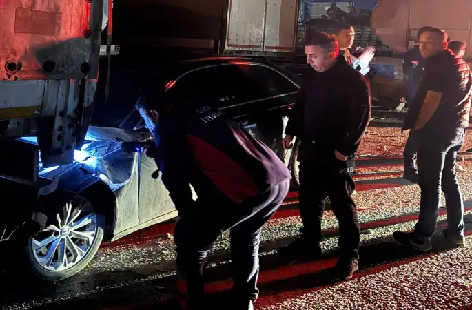 Cizre’de iki tır arasında sıkışan otomobil kağıt gibi ezildi: 1 yaralı
