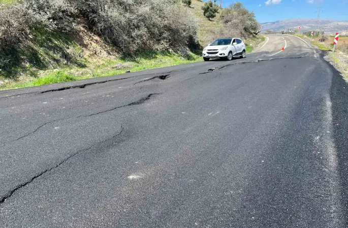 Çökmelerin olduğu yol kazalara davetiye çıkarıyor
