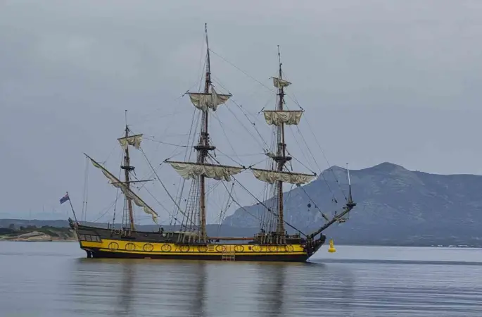 Cook Adaları bayraklı yelkenli Datça’ya demirledi
