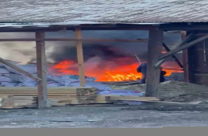 Çöp konteynerlerinde çıkan yangın korkuttu
