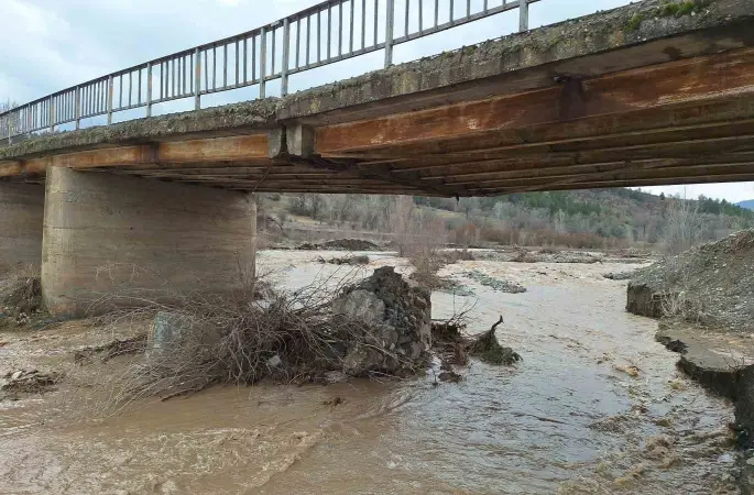Çorum’da ayağı yıkılan köprü ulaşıma kapatıldı
