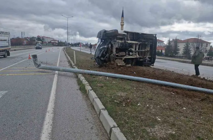 Çorum’da devrilen kamyonetteki 3 kişi küçük sıyrıklarla kurtuldu
