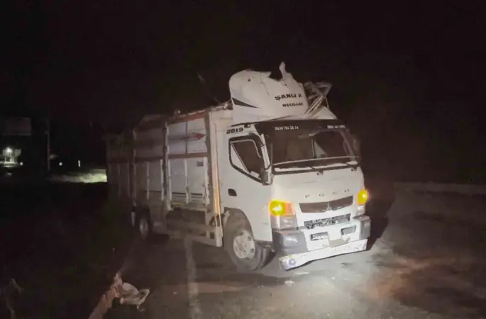 Çorum’da hafif ticari araç kamyona çarptı: 3 yaralı
