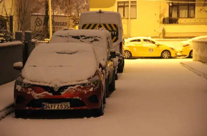 Çorum’da kar etkisini göstermeye başladı: Kent merkezi beyaza büründü
