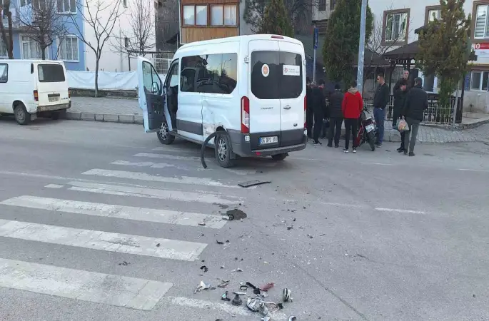 Çorum’da minibüs ile motosiklet çarpıştı: 1 yaralı
