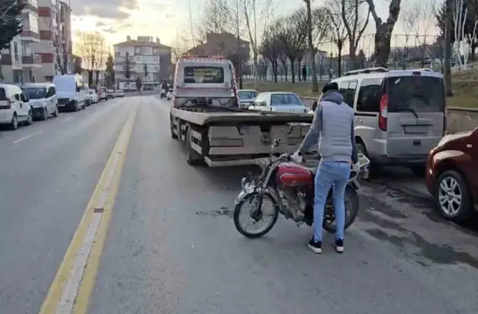 Çorum’da motosiklet yaşlı kadına çarptı: 2 yaralı
