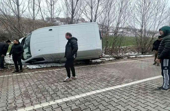 Çorum’da panelvan araç yan yattı: 1 yaralı
