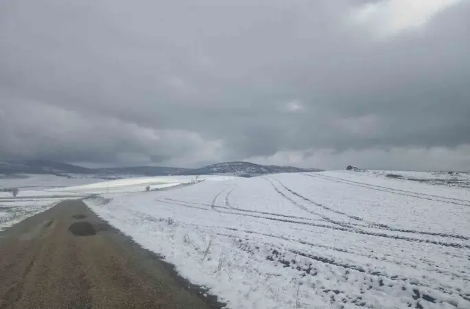 Çorum’da yüksek rakımlı bölgeler beyaza büründü
