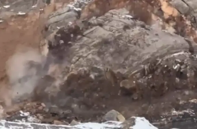 Çukurca kara yolunda kaya düşmesi kamerada
