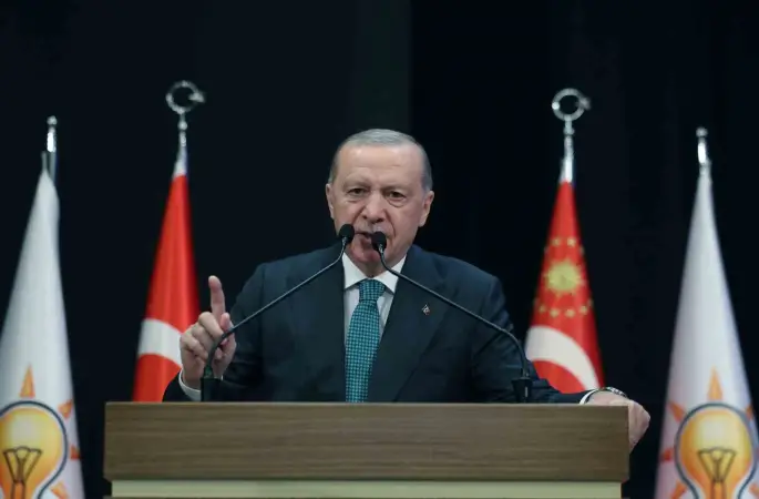 Cumhurbaşkanı Erdoğan: "Kardeş halklar arasında husumeti büyütecek siyonizmin bölgemizi hedef alan böl-parçala-yönet planlarına destek verecek eylemi ve tartışmayı reddediyoruz."
