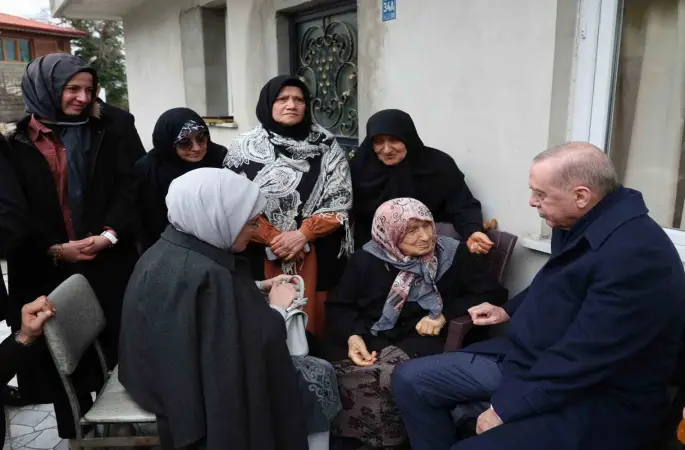 Cumhurbaşkanı Erdoğan, Rize’de komşularıyla bayramlaştı
