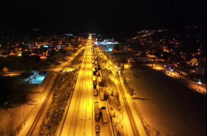 D-100 karayolunda kar çilesi: Araçlar mahsur kaldı