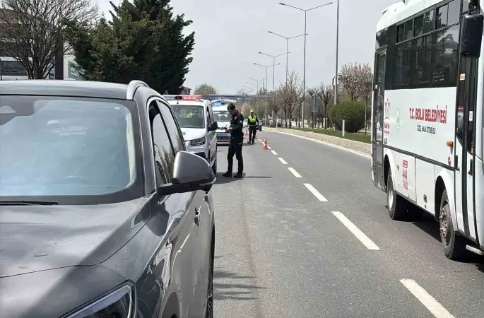 D-100’de karşıya geçmek isterken cipin çarptığı yaşlı adam ağır yaralandı
