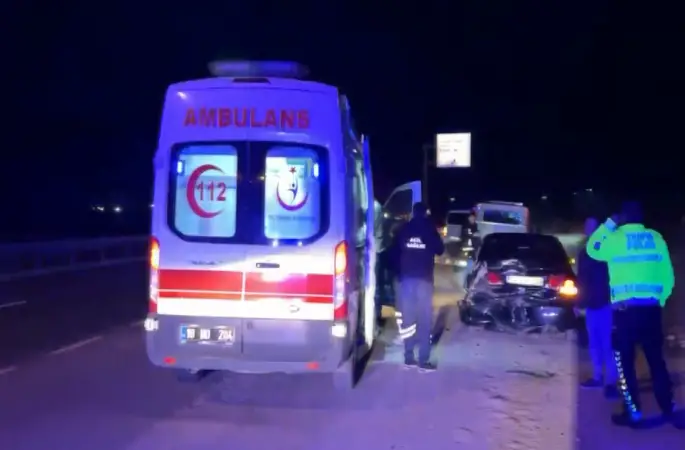 D100’de iki otomobil çarpıştı: 2 yaralı
