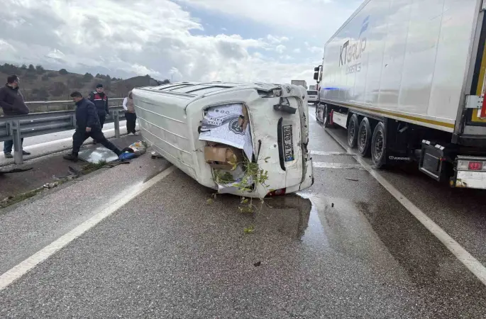 D100’de minibüs devrildi: 1 yaralı
