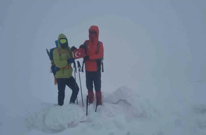 Dağcılar Bubi Dağı’na kış tırmanışı yaptı, zirvede kar mağarası oluşturdu
