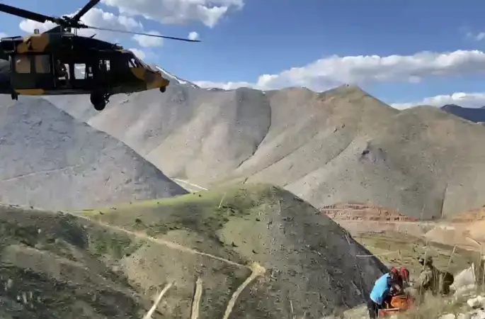 Dağda helikopter destekli kurtarma operasyonu
