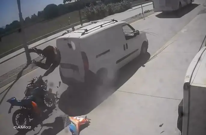 Datça’da park halindeki araca çarpan motosiklet sürücüsü yaralandı
