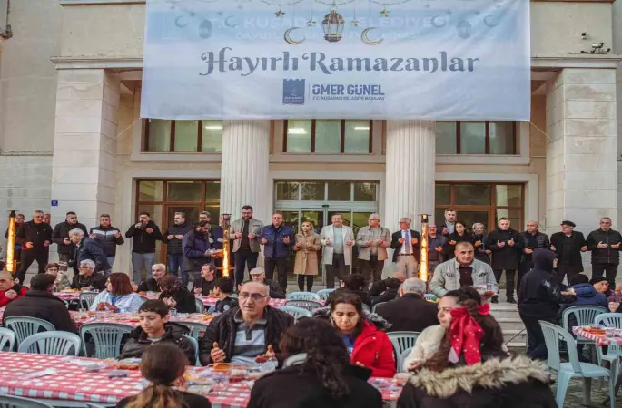 Davutlar’da oruçlar Kuşadası Belediyesi’nin iftar sofrasında açıldı
