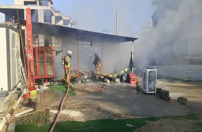 Defne’de iş yeri alevlere teslim oldu
