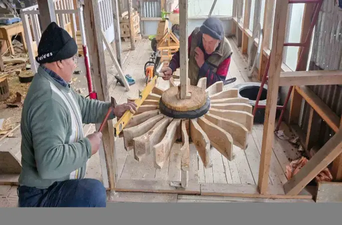 Değirmenlerin dönmesi onun ellerinde
