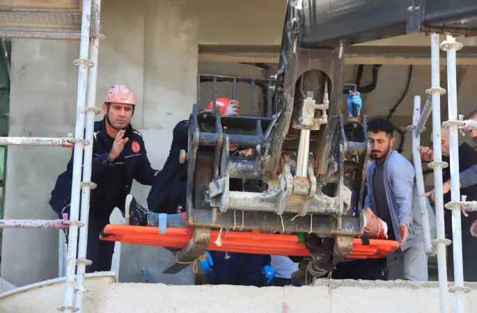 Demir iskeleden düşen inşaat işçisi yaralandı
