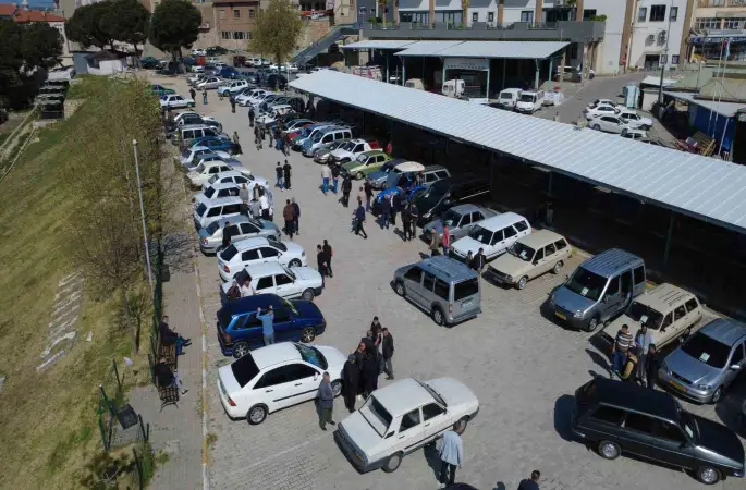 Demirci 2. El Oto Pazarı kapılarını açtı
