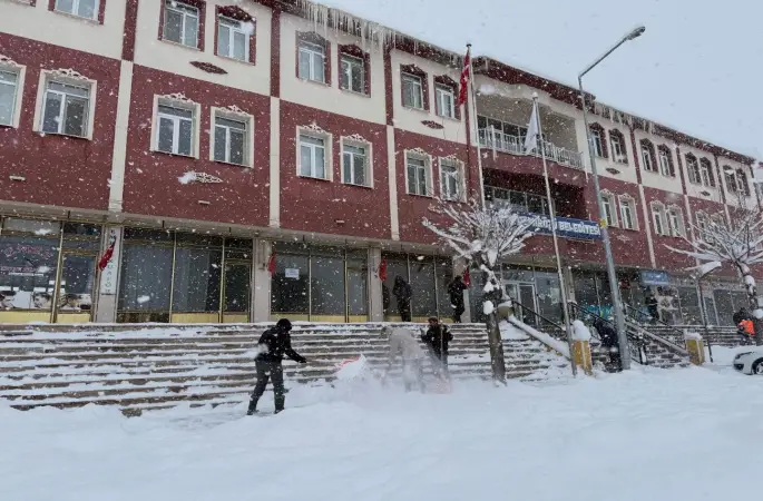 Demirözü’nde cadde ve ara sokaklar kardan temizleniyor

