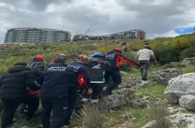 Dengesini kaybederek kayalıklardan düşen kadını ekipler kurtardı
