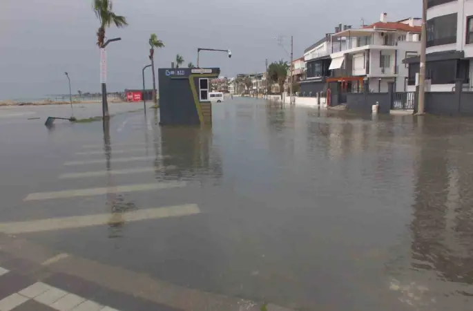 Deniz kabardı yollar göle döndü
