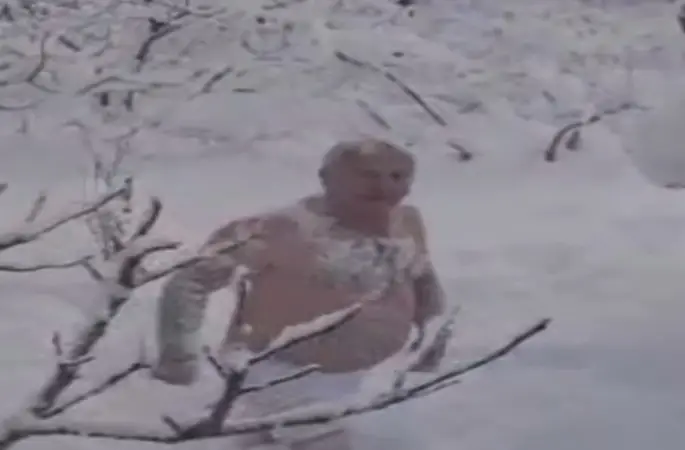 "Denize giremedik bari karda yüzelim" dedi, karda kulaç attı
