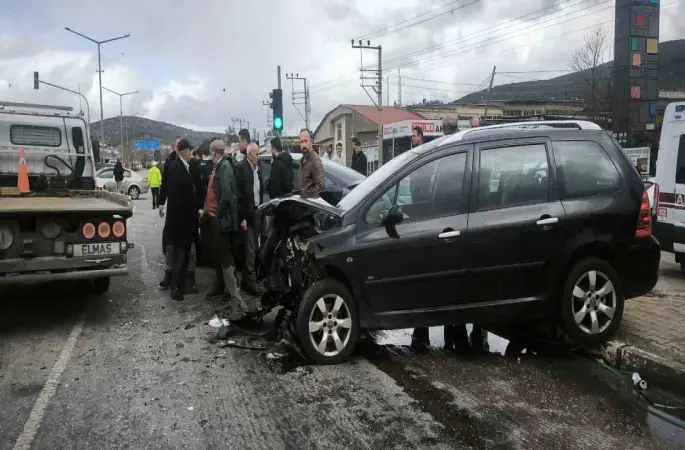 Denizli’de üç aracın karıştığı kazada 1 kişi ağır yaralandı
