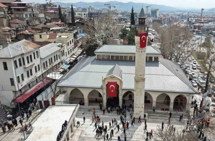 Depremde hasar gören 583 yıllık Ulu Cami yeniden ibadete açıldı
