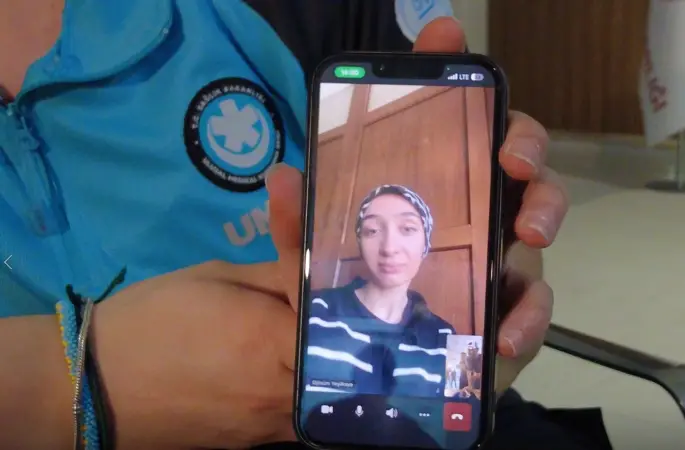 Depremde kurtardığı genç kızla abla-kardeş oldu
