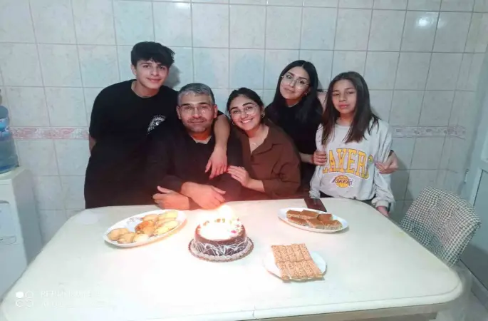 Depremde tüm ailesini kaybeden baba, 04.17’de mezar başında gözyaşlarına boğuldu
