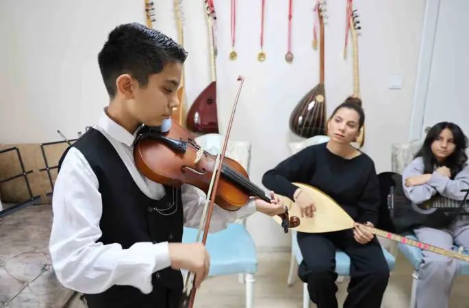 Depremden sonra müziğe sarılan anne çocuklarıyla üç enstrüman çalıyor

