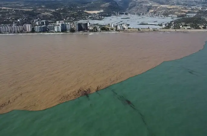Derelerden Akdeniz’e akan sel suları kıyı şeridini çamura bürüdü
