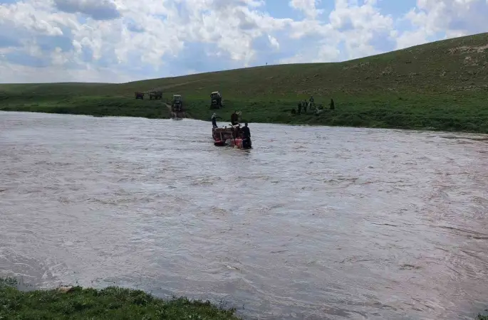 Derenin ortasında mahsur kalan 3 kişi kurtarıldı
