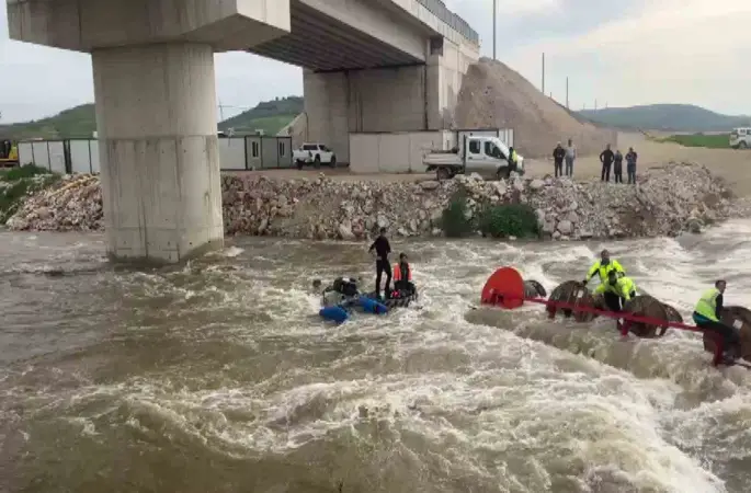 Dereyi traktörle geçmek isterken faciadan dönüldü: 10 işçi vinçle kurtarıldı
