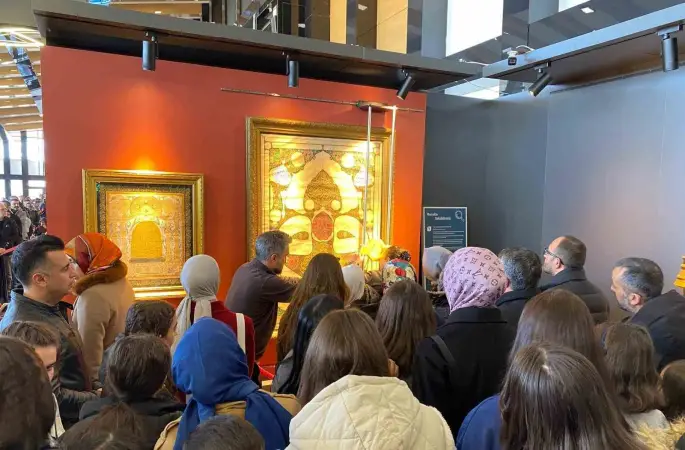 Devlet korumasındaki çocuklar, kutsal emanetler ve vakıf eserleri sergisini ziyaret etti
