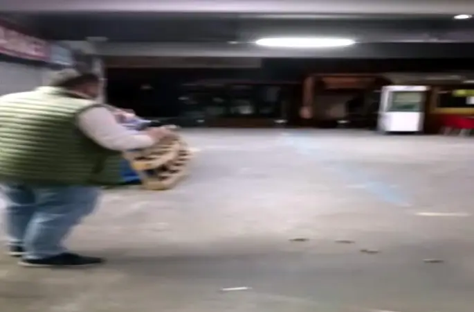 Devrek’te dehşet anları kamerada: Tüfekle iş yerine kurşun yağdırdı
