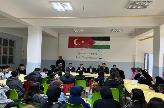 Dicle Kaymakamı Mustafa Atış, lise öğrencileriyle iftarda bir araya geldi
