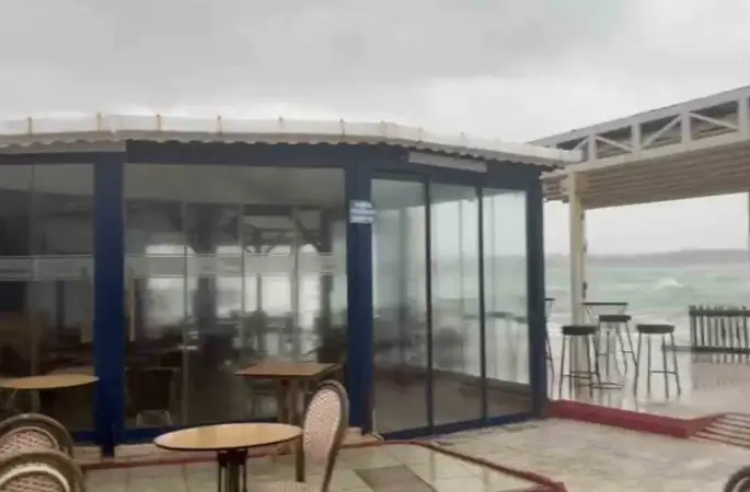 Didim’de fırtına etkili oldu: Deniz taştı, kafeyi su bastı
