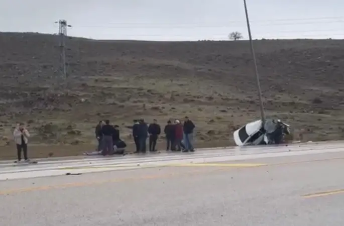 Direğe çarpan otomobil ikiye katlandı: 1 yaralı
