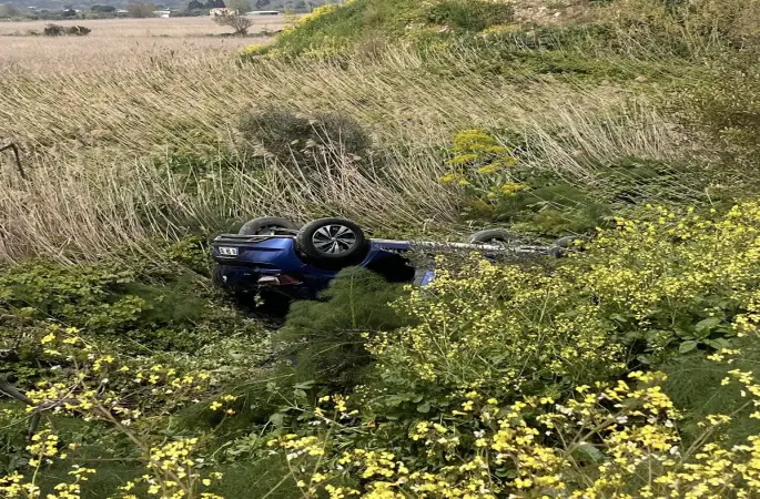 Direksiyon hakimiyetini kaybeden araç yoldan çıktı: 3 yaralı
