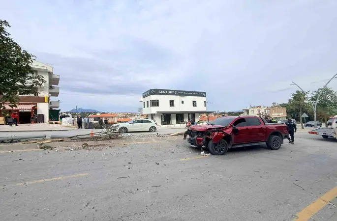 Direksiyon hakimiyetini kaybetti, 2 ağaç ve elektrik direğini yerinden söktü
