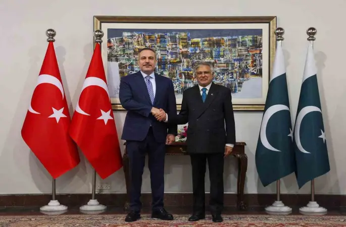 Dışişleri Bakanı Fidan, Pakistanlı mevkidaşı Dar ile görüştü
